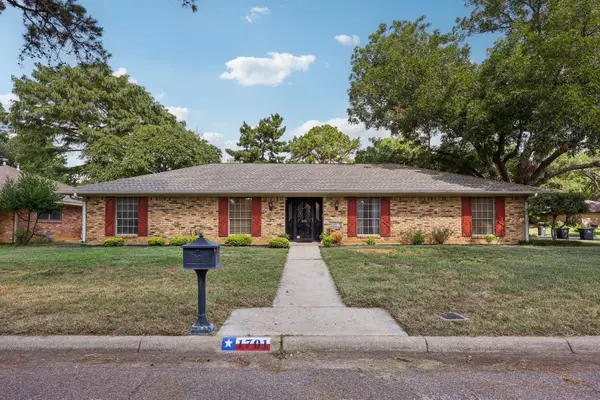 1701 Carlton Drive, Arlington, TX 76015
