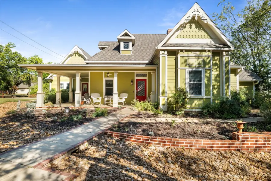 326 W Liberty Street, Pilot Point, TX 76258 - Image #2