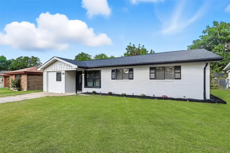 1106 Edgewood Street, Ennis, TX 75119 - Image #2