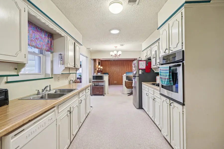 2105 Briarwood Boulevard, Arlington, TX 76013 - Image #2