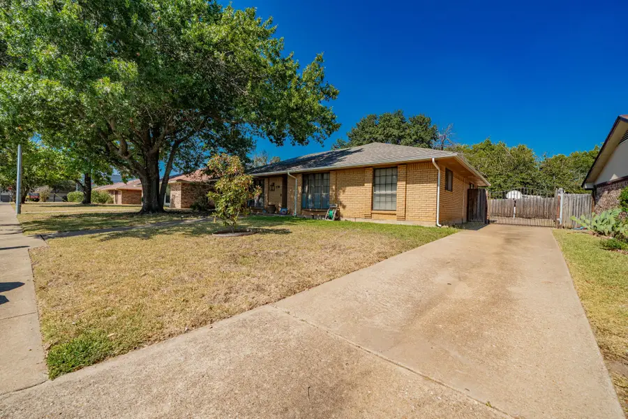 111 Meadowcreek Drive, Duncanville, TX 75137 - Image #3