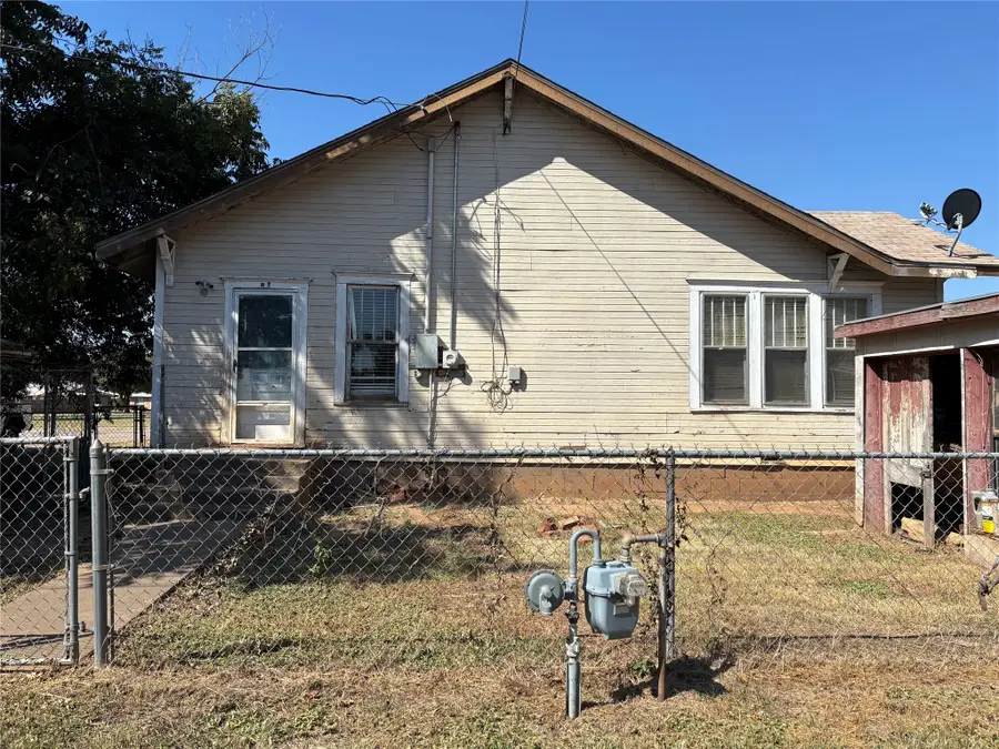 306 N Hillcrest Drive, Olney, TX 76374 - Image #2