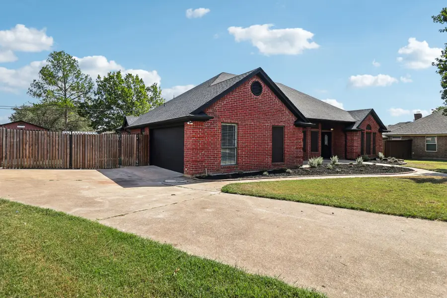 417 Sherwood Court, Burleson, TX 76028 - Image #3