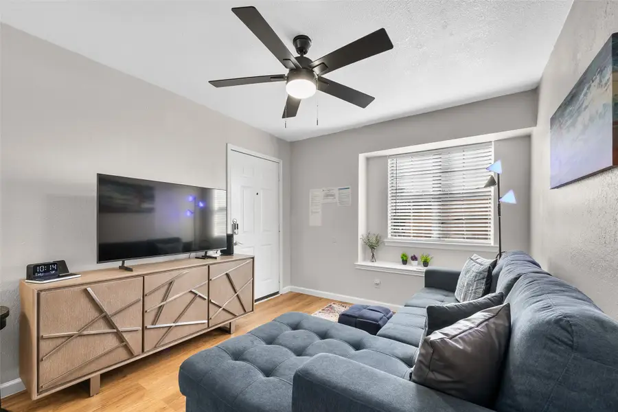 1712 Crest Point Drive, Arlington, TX 76012 - Image #2