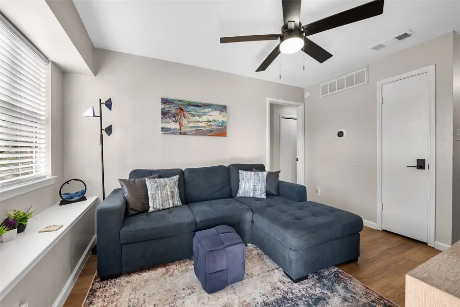 1712 Crest Point Drive, Arlington, TX 76012 - Image #3