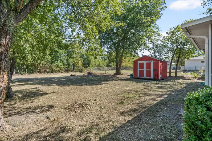 321 Meadow Park Drive, White Settlement, TX 76108 - Image #2