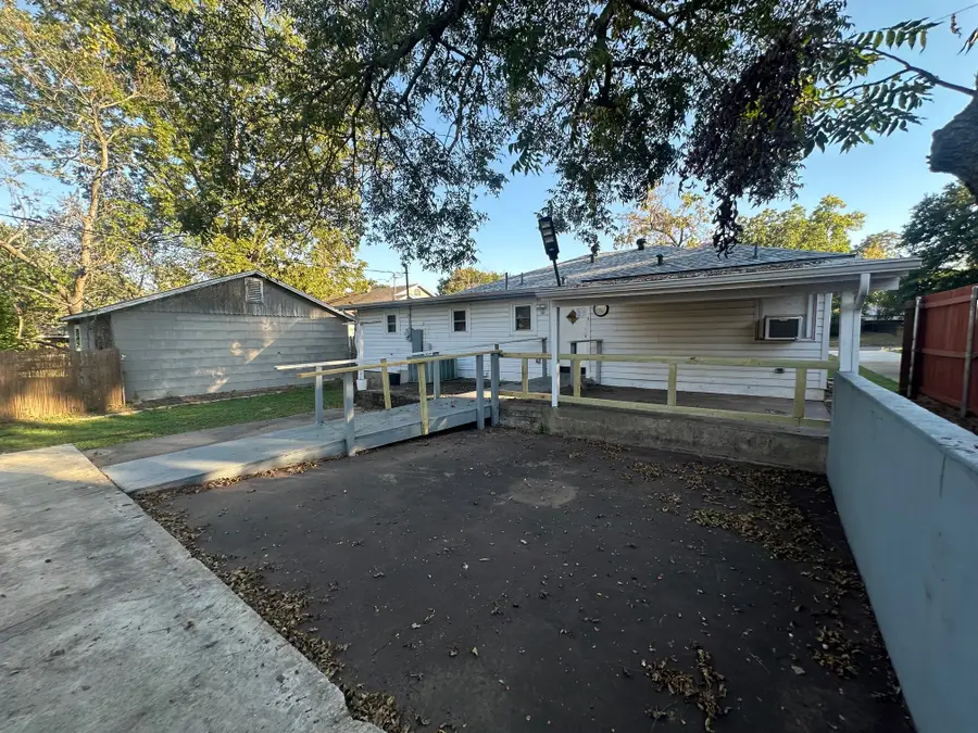 525 W Hanna Street, Denison, TX 75020 - Image #2