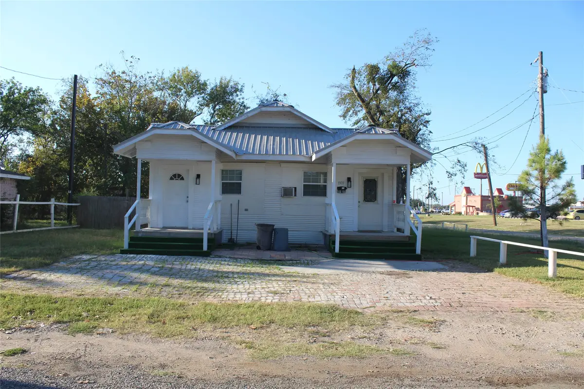 1909 Sycamore Street, Commerce, TX 75428 - Image #1