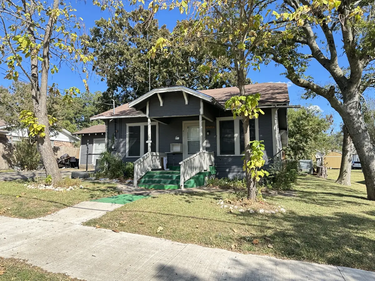 411 S Santa Fe Street, Wolfe City, TX 75496 - Image #1