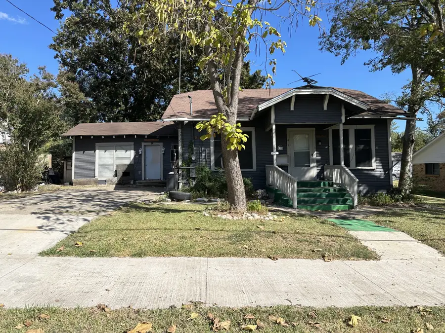 411 S Santa Fe Street, Wolfe City, TX 75496 - Image #3