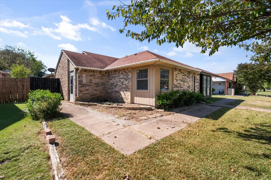 621 Stonehenge Drive, Grand Prairie, TX 75052 - Image #2