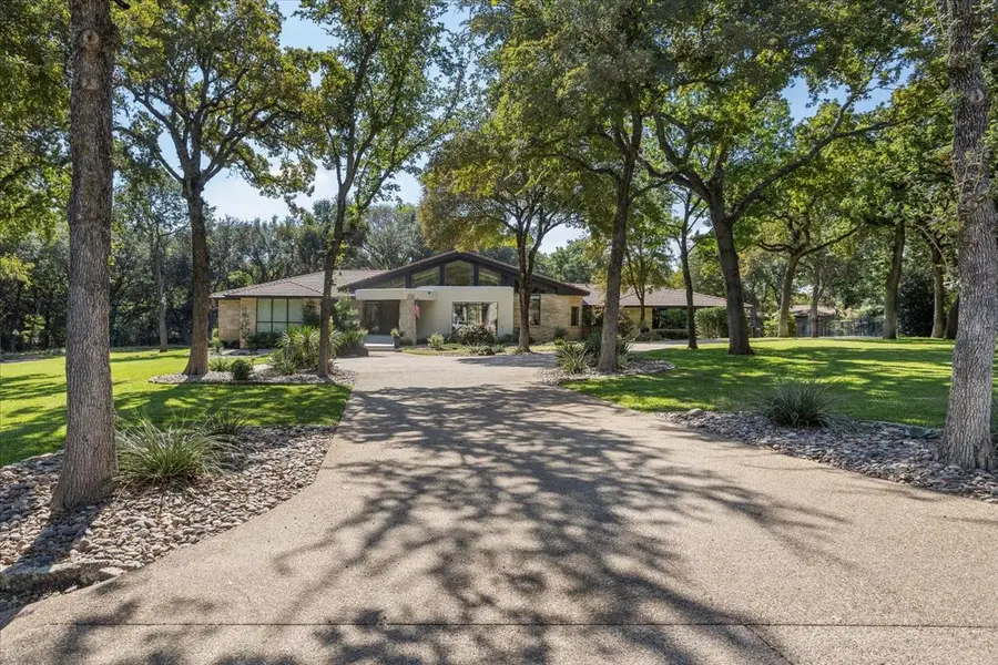 8225 Ashbriar Lane, Fort Worth, TX 76126 - Image #2