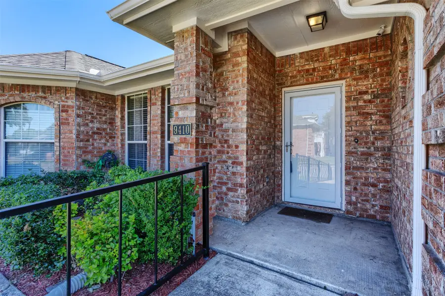 9410 Chimneywood Drive, Rowlett, TX 75089 - Image #2