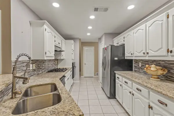 853 Woodridge Circle, DeSoto, TX 75115