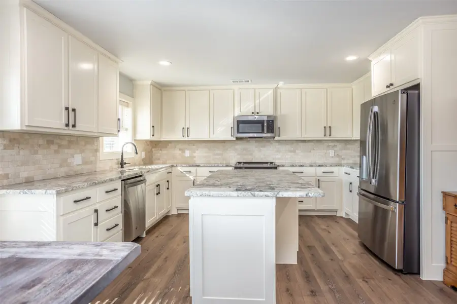 230 Navajo Trail, Lake Kiowa, TX 76240 - Image #2