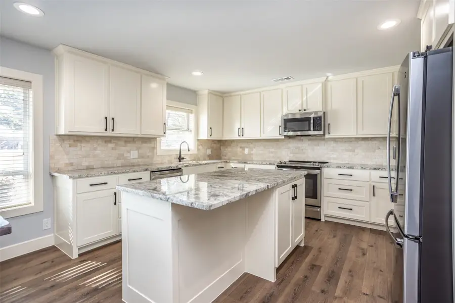 230 Navajo Trail, Lake Kiowa, TX 76240 - Image #3