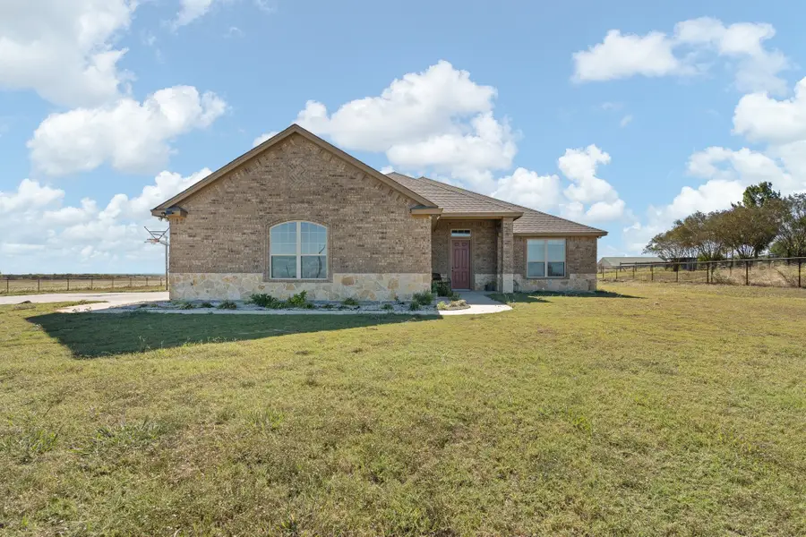 201 Hughes Lane, Grandview, TX 76050 - Image #2