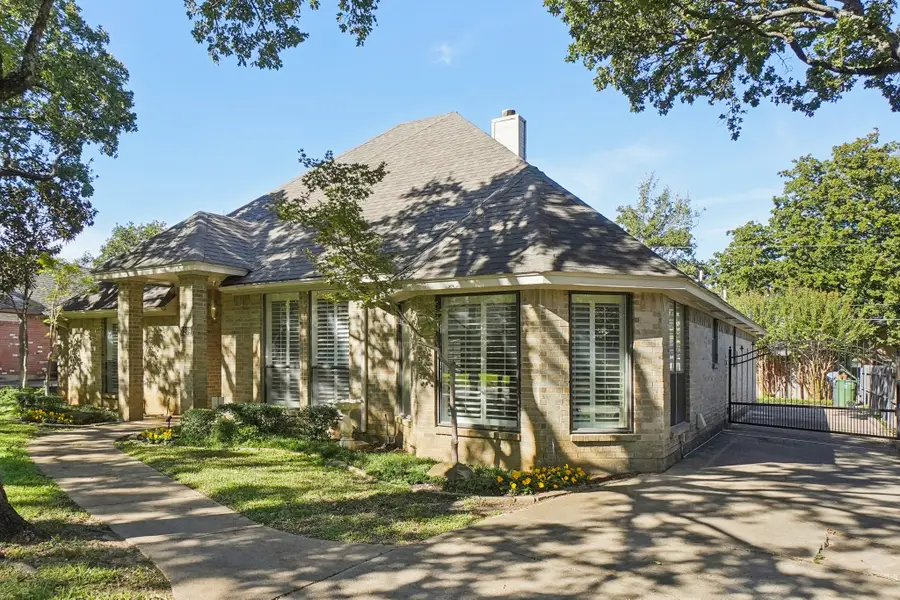 2209 Sand Creek Court, Arlington, TX 76006 - Image #2