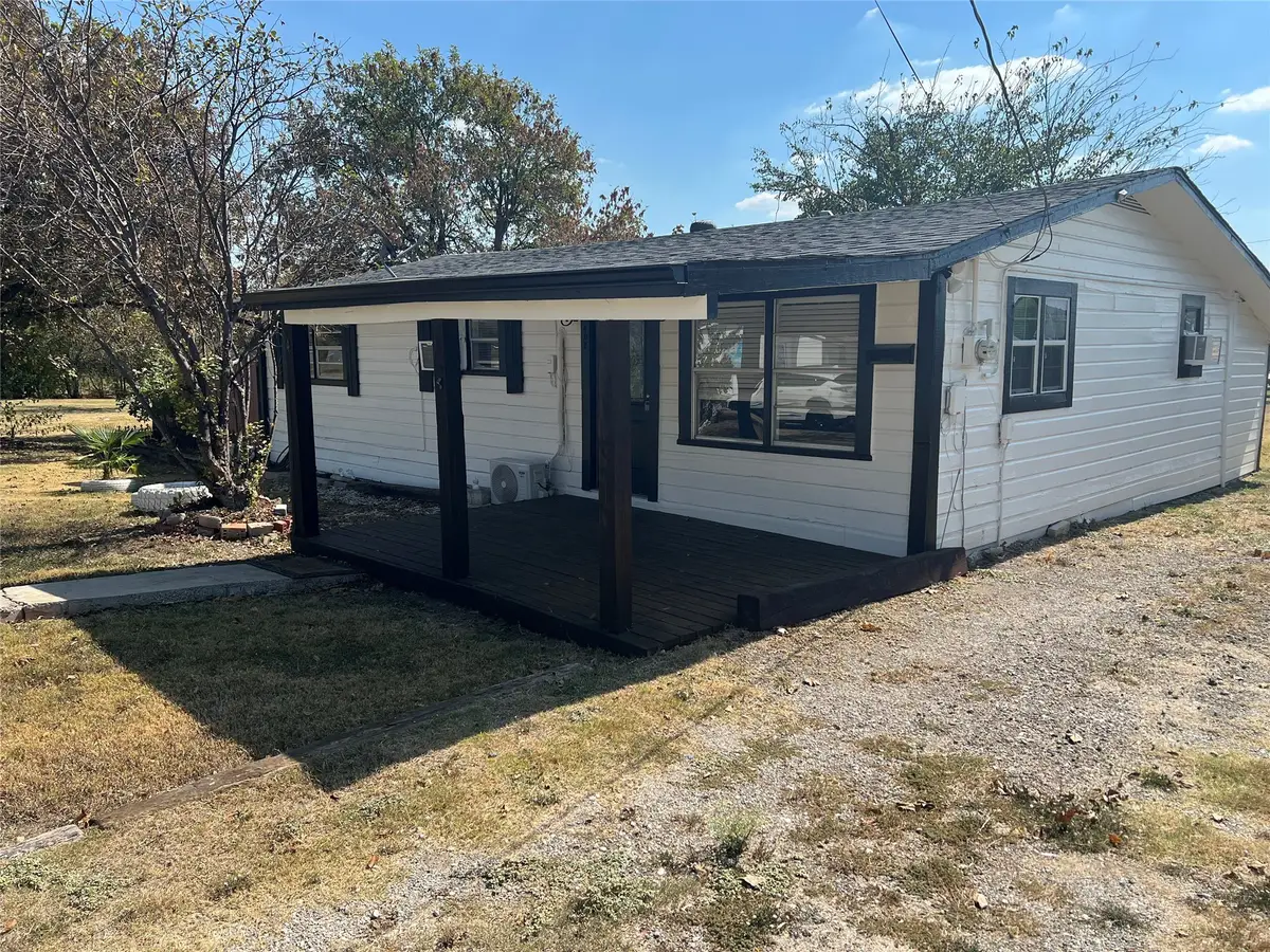 402 E Davis Avenue, Alvarado, TX 76009 - Image #1