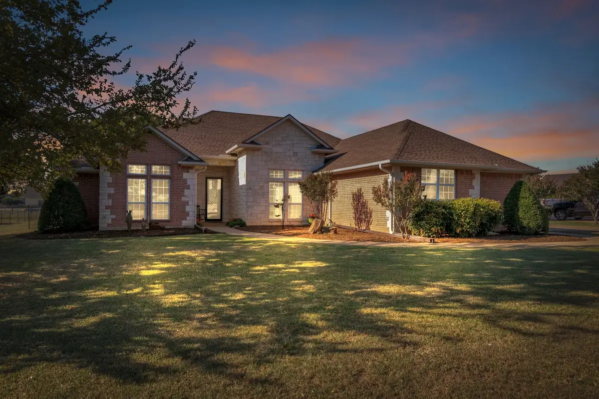 2101 W Emerald Bend Court, Granbury, TX 76049 - Image #1