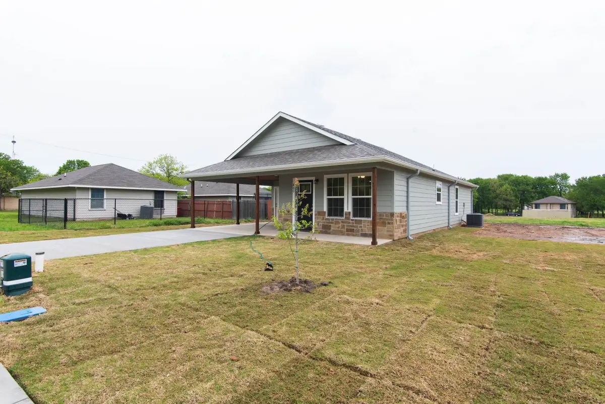 400 Allen Avenue, Bonham, TX 75418 - Image #1