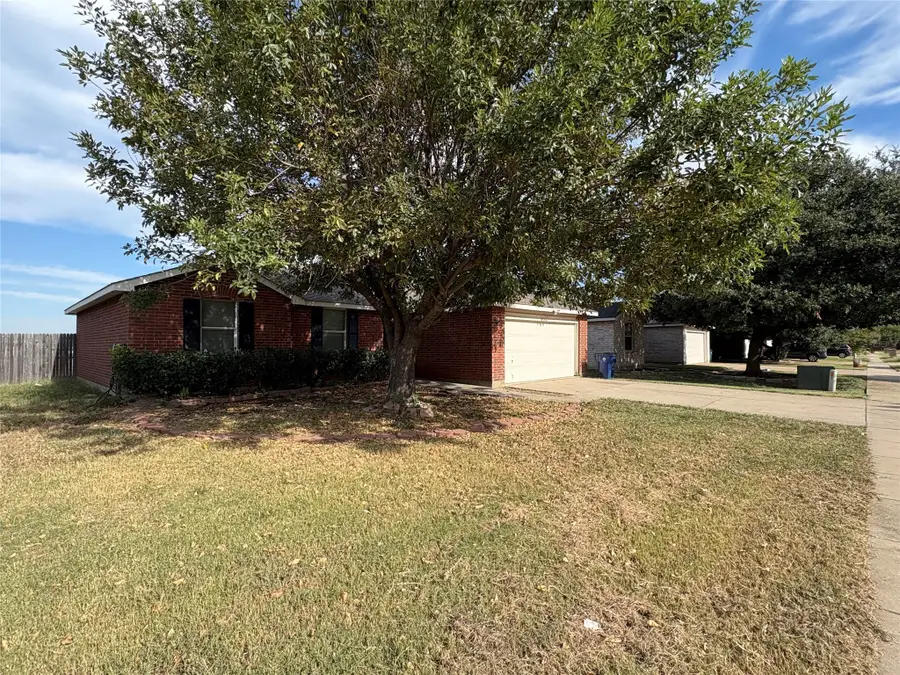 325 Indian Blanket Drive, Burleson, TX 76028 - Image #2