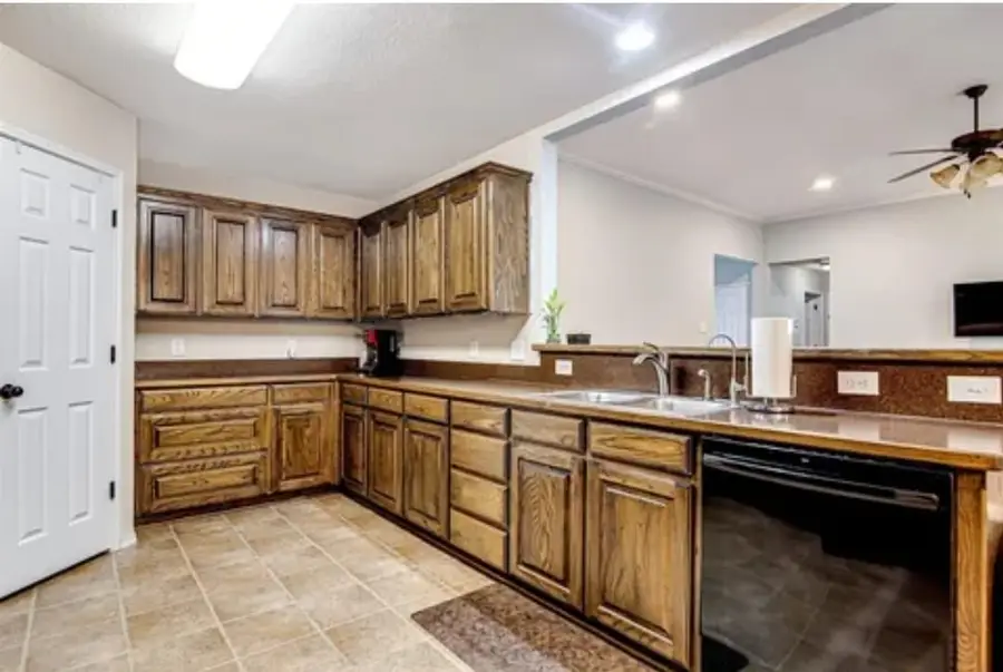 617 Bretts Way, Burleson, TX 76028 - Image #3