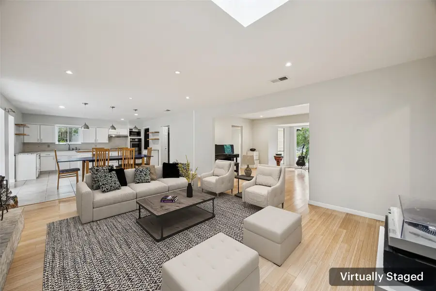 809 Valley Oaks Lane, Arlington, TX 76012 - Image #3