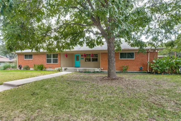 4200 Elmwood Drive, Benbrook, TX 76116