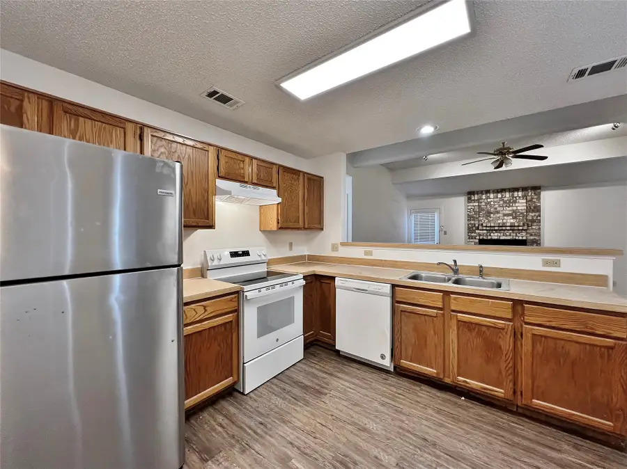 224 Valley Spring Drive, Arlington, TX 76018 - Image #3