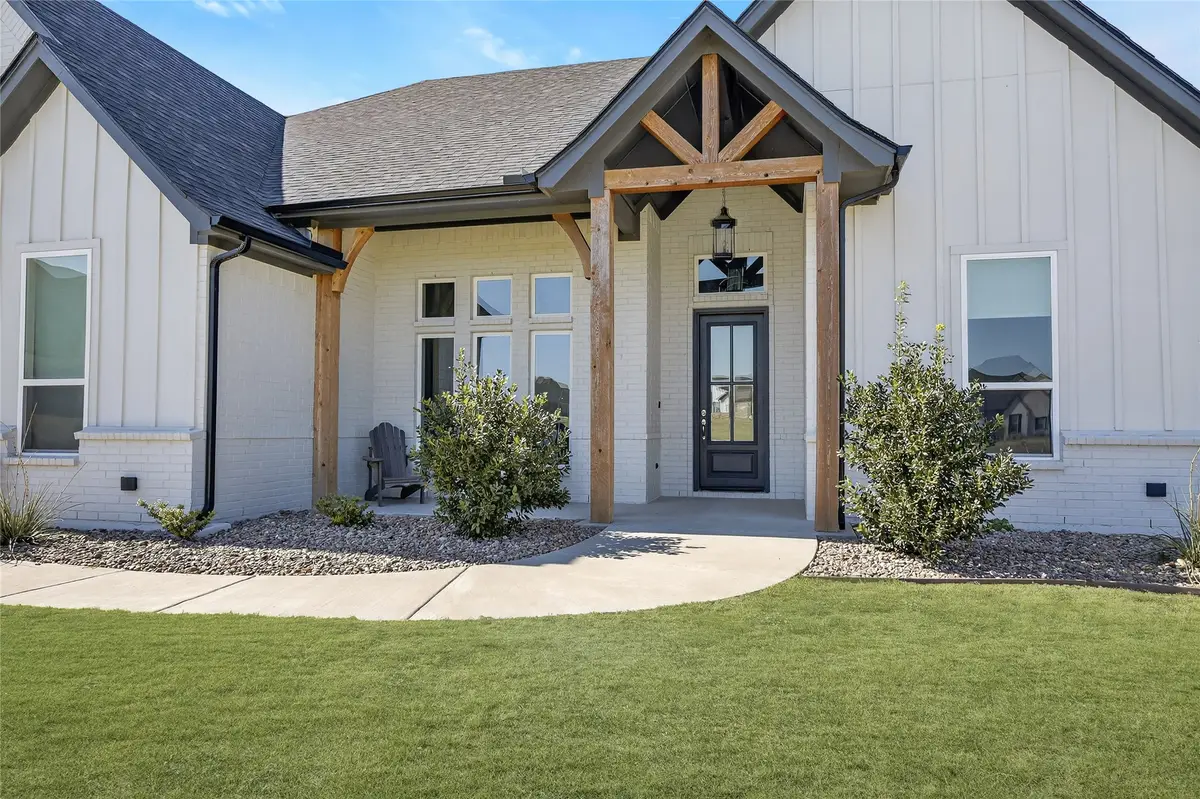 223 Columbia Court, Springtown, TX 76082 - Image #1