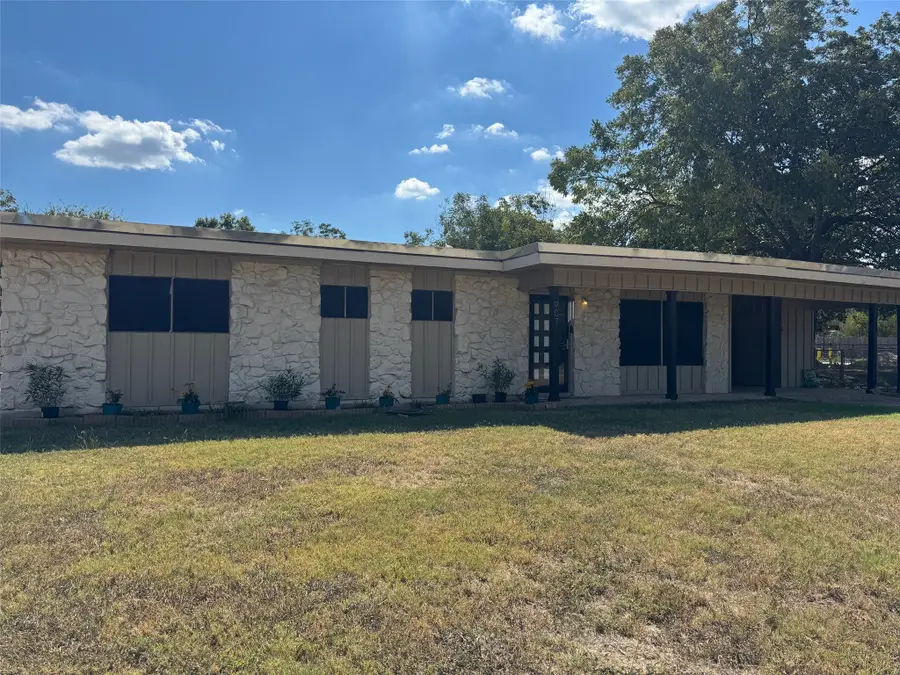 907 Elizabeth Boulevard, Granbury, TX 76048 - Image #2