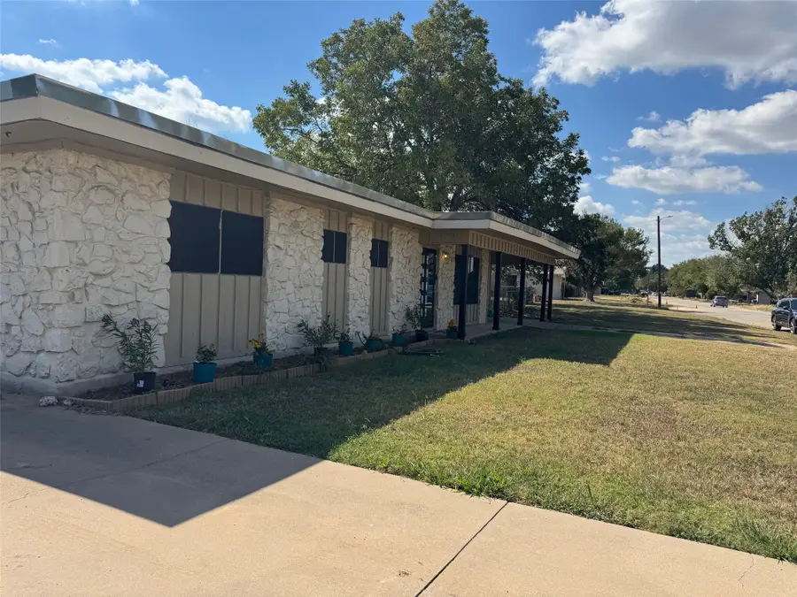 907 Elizabeth Boulevard, Granbury, TX 76048 - Image #3