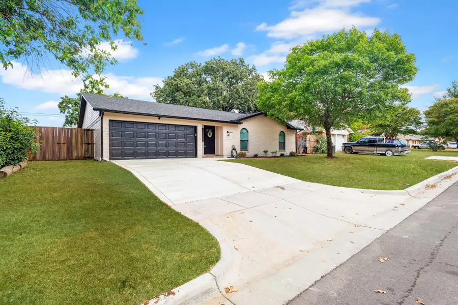 1914 Kynette Drive, Euless, TX 76040 - Image #2