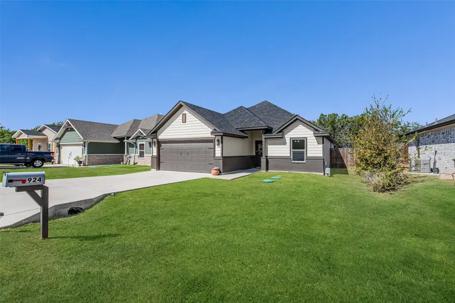924 Colorado River Drive, Granbury, TX 76048 - Image #2
