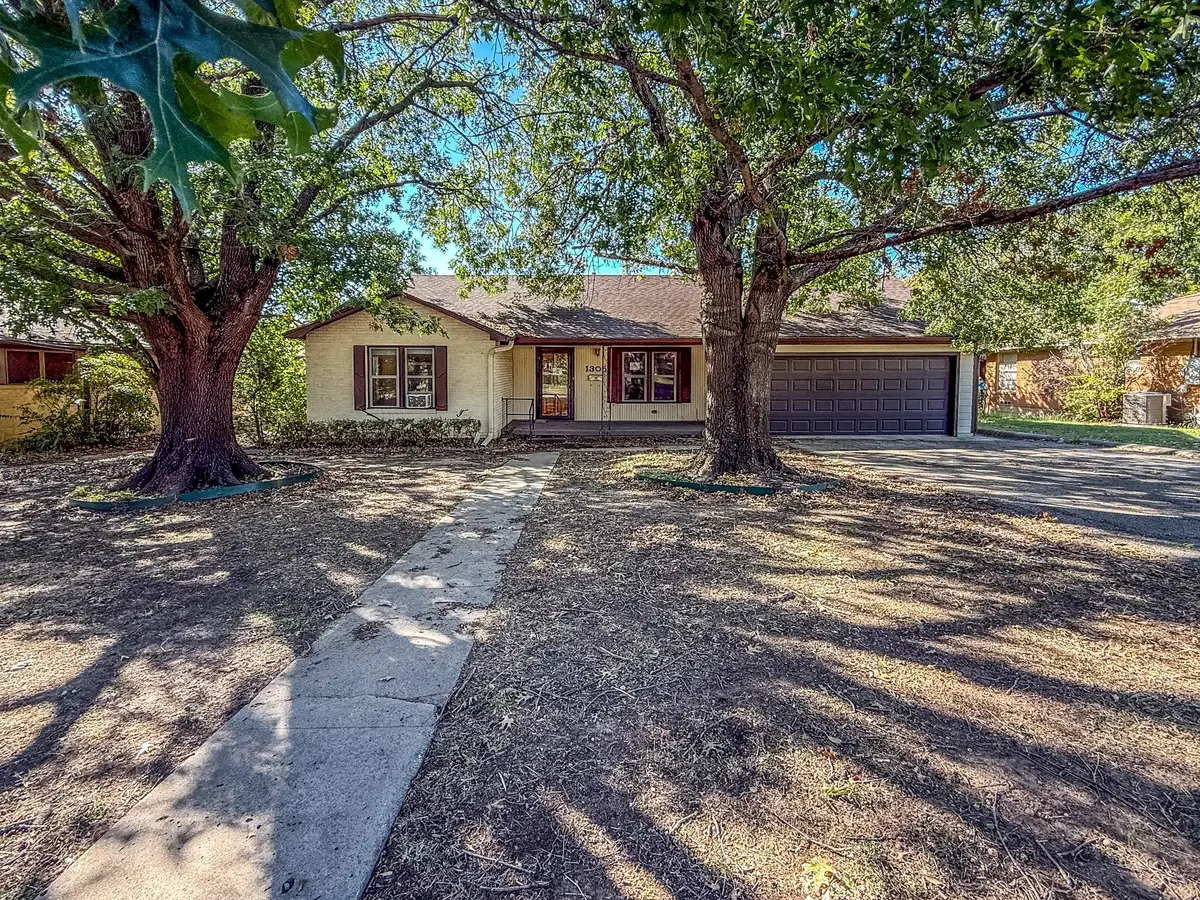 1305 Hillcrest Boulevard, Gainesville, TX 76240 - Image #1