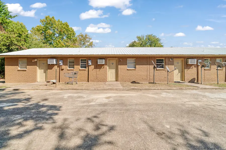 700 S Donoho Street #700, 702, 704, 706, 708, Clarksville, TX 75426 - Image #3