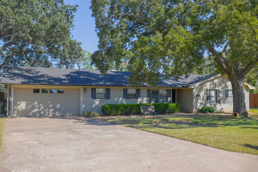 226 Oakridge Street, Jacksboro, TX 76458 - Image #2