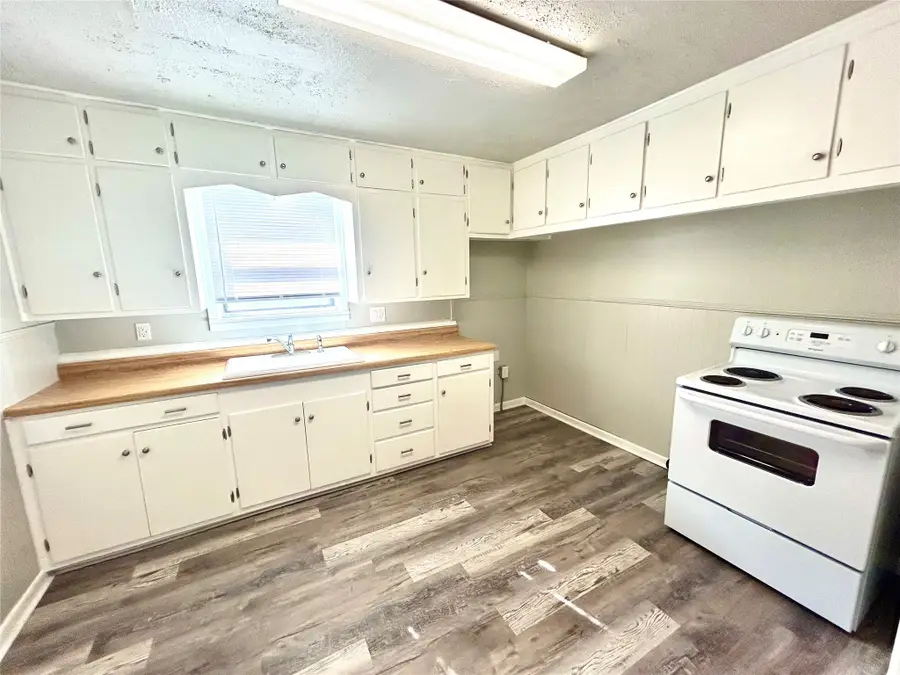 811 S Avenue H, Clifton, TX 76634 - Image #3