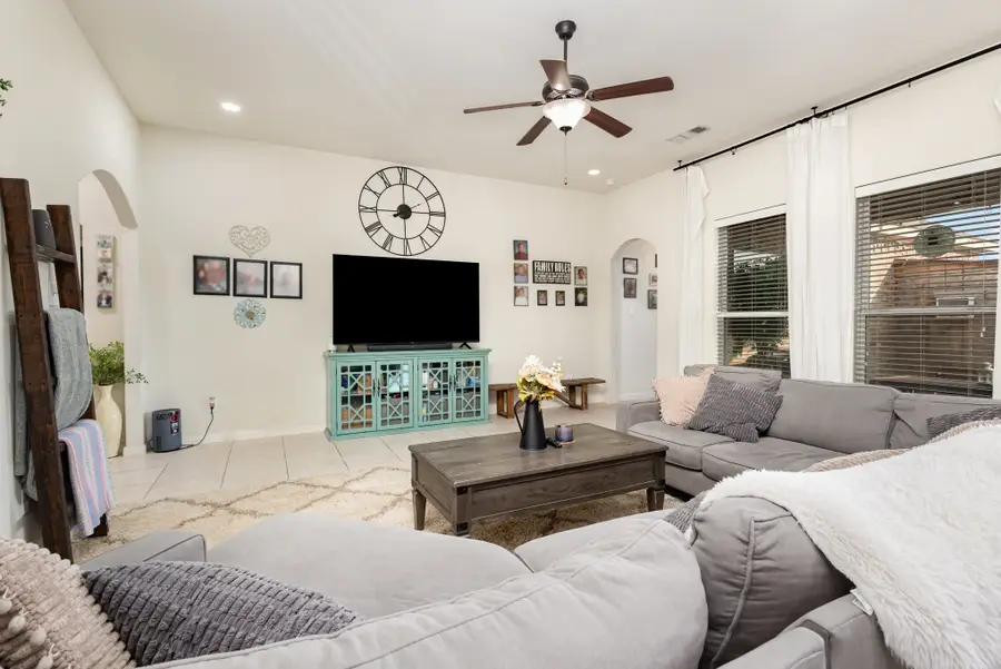 528 Meadow Springs Drive, Glenn Heights, TX 75154 - Image #2