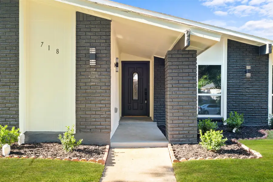 718 Oakland Street, Grand Prairie, TX 75052 - Image #2