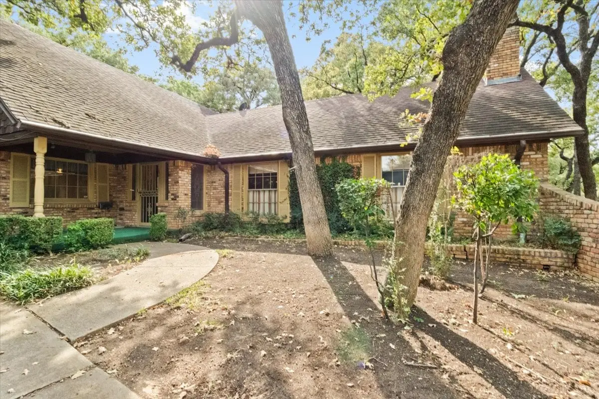 5804 Azteca Drive, Fort Worth, TX 76112 - Image #1