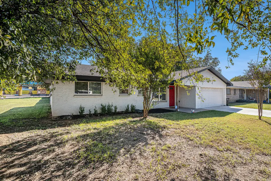 807 Poindexter Avenue, Cleburne, TX 76033 - Image #2