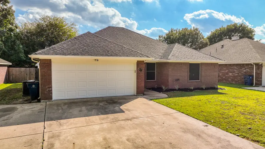 721 Lisa Street, Burleson, TX 76028 - Image #2