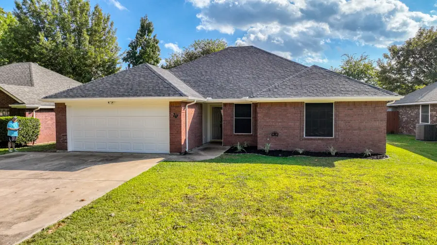 721 Lisa Street, Burleson, TX 76028 - Image #3