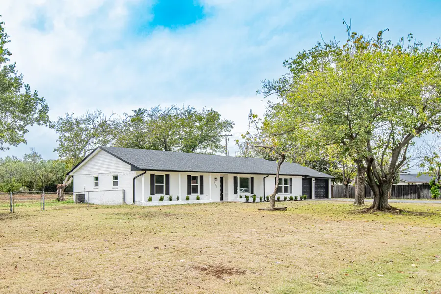 11300 Smallwood Drive, Burleson, TX 76028 - Image #2