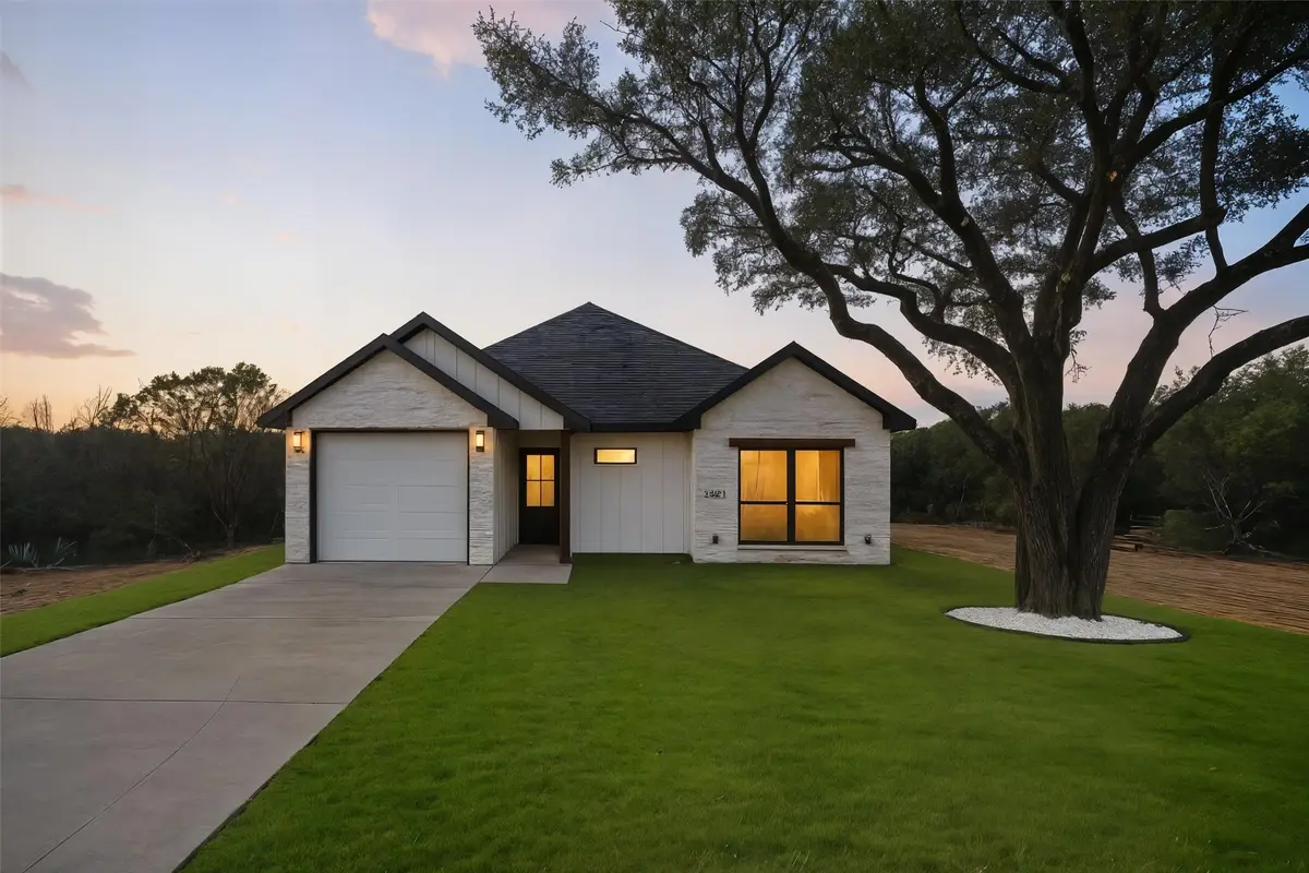 921 Thicket Trail, Granbury, TX 76048 - Image #1