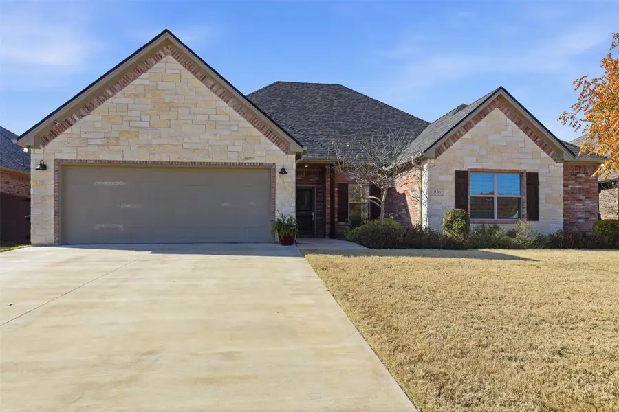 906 Chestnut Grove Drive, Cleburne, TX 76033 - Image #2