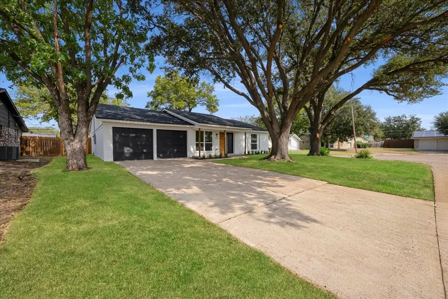 214 Santa Cruz Court, Grand Prairie, TX 75051 - Image #2