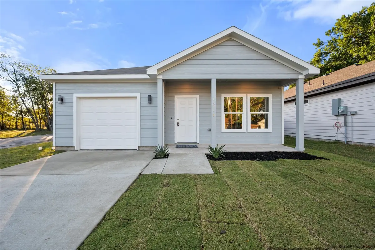 1217 E 6th Avenue, Corsicana, TX 75110 - #1